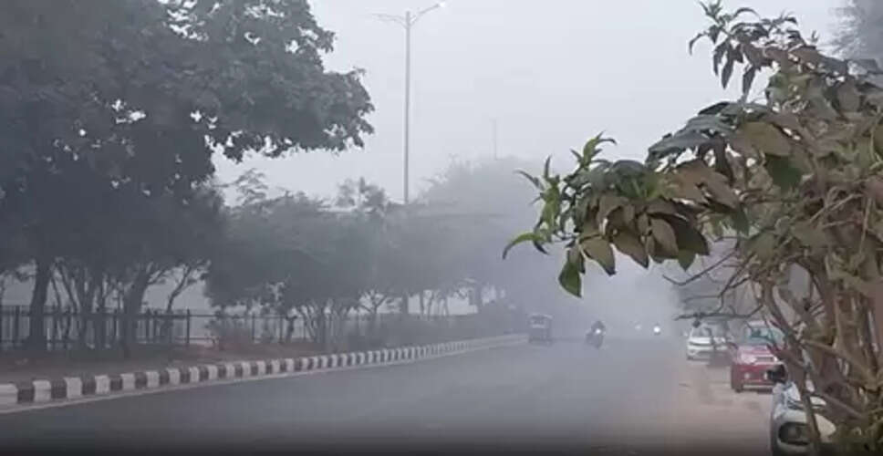 मौसम: उत्तर प्रदेश में ठंड के साथ घने कोहरे ने बढ़ाई लोगों की परेशानी