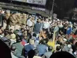 डूंगरपुर में 16 वर्षीय छात्रा ने उत्पीड़न से परेशान होकर जहर खाकर दी जान, वीडियो में जानें परिजनों और लोगों ने पुलिस चौकी पर किया प्रदर्शन