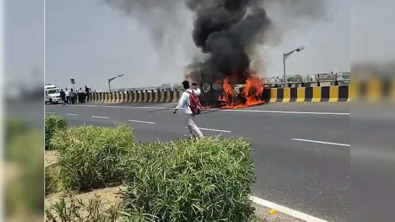 टोंक में NH-52 पर HDFC बैंक कैश वैन में लगी आग, करोड़ों की नकदी सुरक्षित बचाई गई