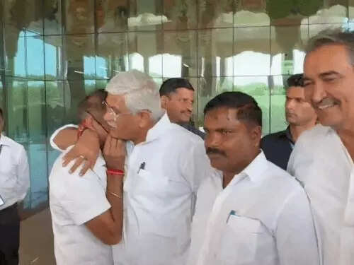 टिकट नहीं मिलने से भावुक हुआ कार्यकर्ता, एयरपोर्ट पर गजेंद्र सिंह शेखावत ने लगाया गले