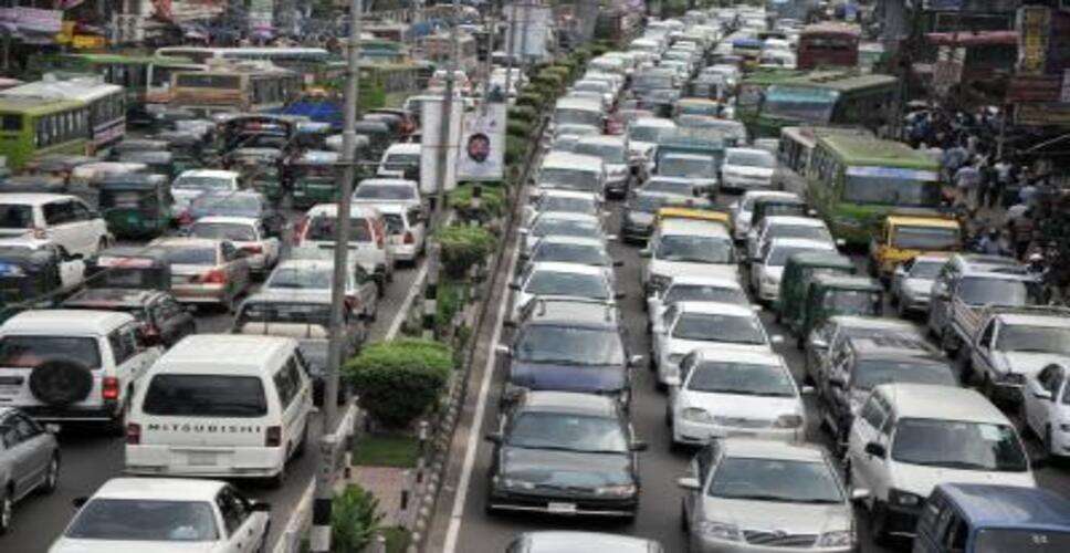 बांग्लादेश के पेट्रोल पंपों पर भीड़, सामान्&zwj;य से ज्&zwj;यादा खरीदारी से ईंधन आपूर्ति बाधित