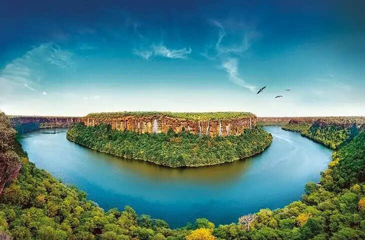 राजस्थान का वो चमत्कारी मंदिर, जहां भगवान के चरण छूने के बाद यूटर्न ले लेती है चंबल नदी, वीडियो में सामने आया भगवान श्री कृष्ण से कनेक्शन