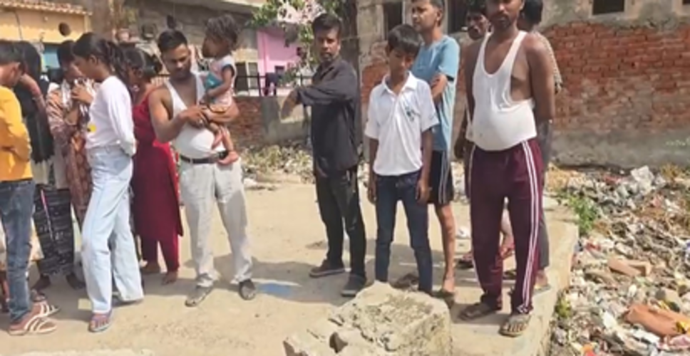 दिल्ली: जर्जर शौचालय का ढांचा गिरने से 7 वर्षीय बच्ची की मौत, स्थानीय लोगों में आक्रोश