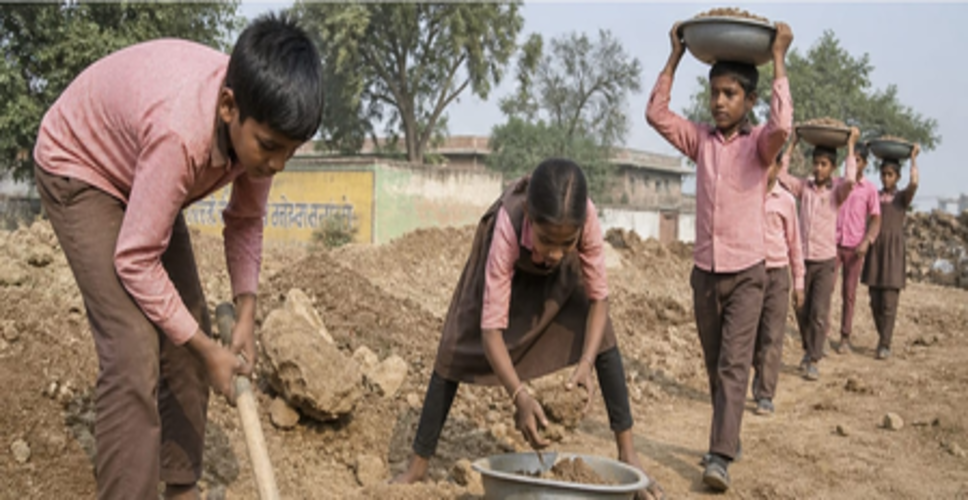 यूपी के बांदा में स्कूली बच्चों से जबरन कराया गया काम, रेत ढुलाई के वायरल वीडियो से भड़का गुस्सा