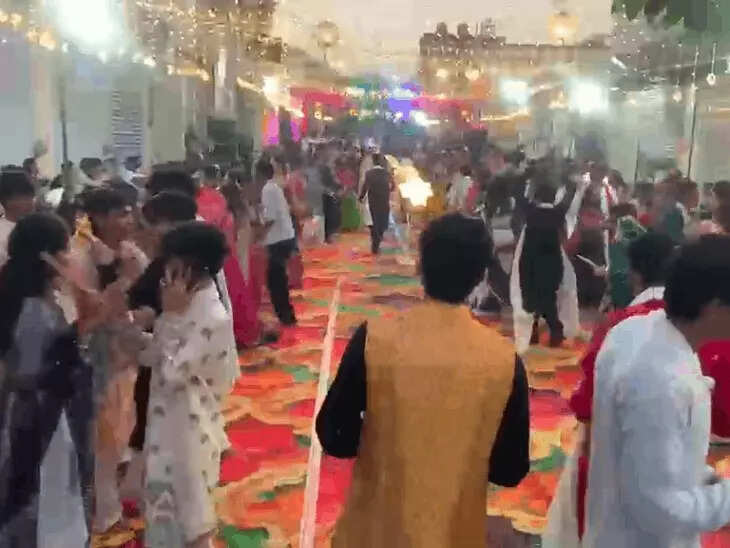डूंगरपुर में गरबा की धूम, शास्त्री कॉलोनी में सुबह 7 बजे तक चला डांडिया; पारंपरिक परिधानों में झूमे युवक-युवतियां