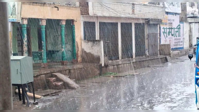 राजस्थान में बदला मौसम का मिजाज, बारिश से फसलें प्रभावित, आगे भी आंधी-बारिश के आसार