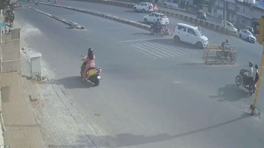 तेज रफ्तार सफारी कार ने नर्स को टक्कर मारी, उछलकर सड़क पर गिरी महिला, पैर की हड्डी टूटी, CCTV आया सामने