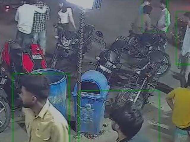 जयपुर में गांधी नगर रेलवे स्टेशन के बाहर तेज रफ्तार स्विफ्ट कार का आतंक, फुटेज में देंखे कई गाड़ियों को मारी टक्कर; 2 युवकों को कुचलने की कोशिश