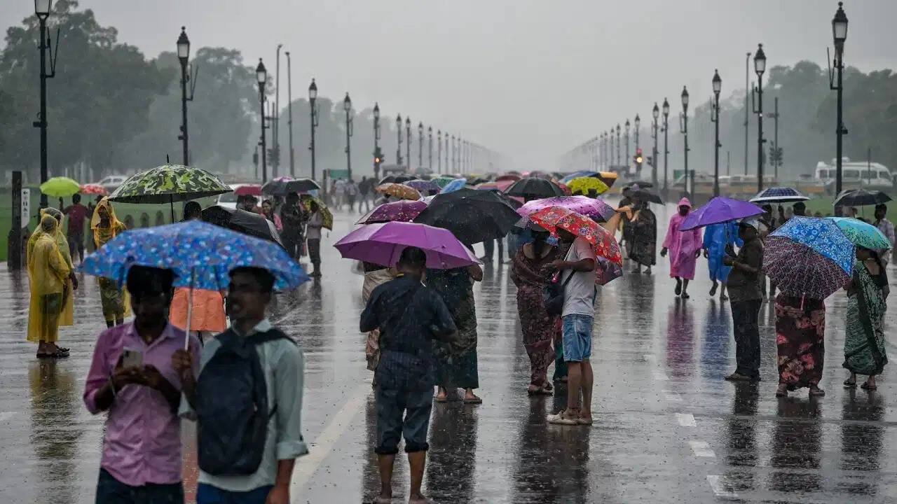 दिल्ली में आंधी-बारिश… यूपी-बिहार से हिमाचल तक बिगड़ा मौसम, जानें 20 राज्यों का हाल