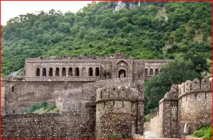 ए​क तांत्रिक के हवस की कहानी सुनाता भानगढ़ का किला आज भी कहलाता हैं भूतों का गढ़, वीडियो देख चौंक जाएंगे आप