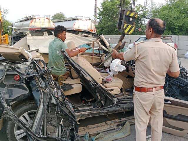 अलवर में दिल्ली-मुंबई एक्सप्रेसवे पर दर्दनाक हादसा, फुटेज में देंखे मर्सिडीज कंटेनर में घुसी; कारोबारी के बेटे की मौत