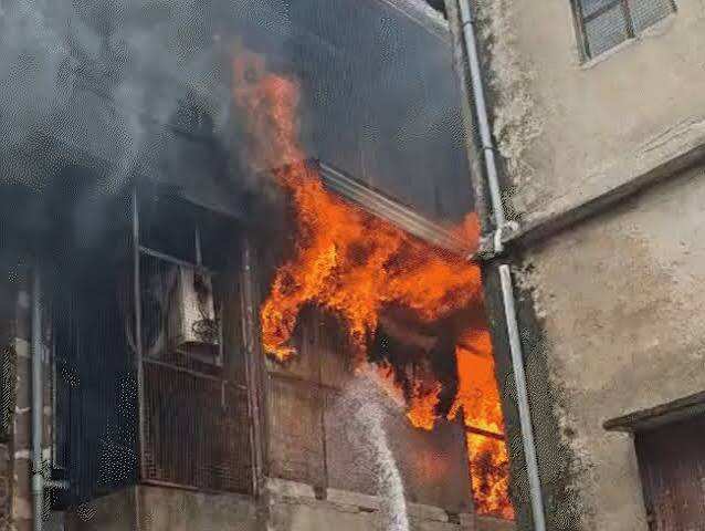 जयपुर के त्रिपोलिया बाजार में भीषण आग, 25 दुकानें चपेट में; 30 दमकलों ने 7 घंटे में पाया काबू