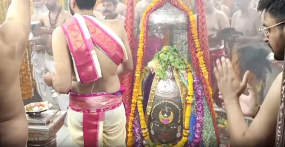 त्रिपुंड, चंद्रमा और मुंड माला से सजे बाबा महाकाल, भांग से शृंगार और रमाई गई भस्म