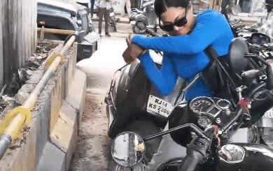 जयपुर में सड़क पर हंगामे का वीडियो वायरल, युवती द्वारा बाइक तोड़ने का दावा