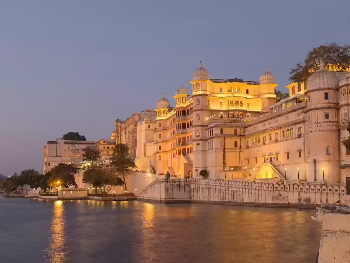 City Palace Udaipur&nbsp;झीलों की नगरी का सबसे खूबसूरत गहना, कुछ मिनटों के इस ऐतिहासिक वीडियो में जाने&nbsp;इतिहास, वास्तुकला और प्रमुख आकर्षण