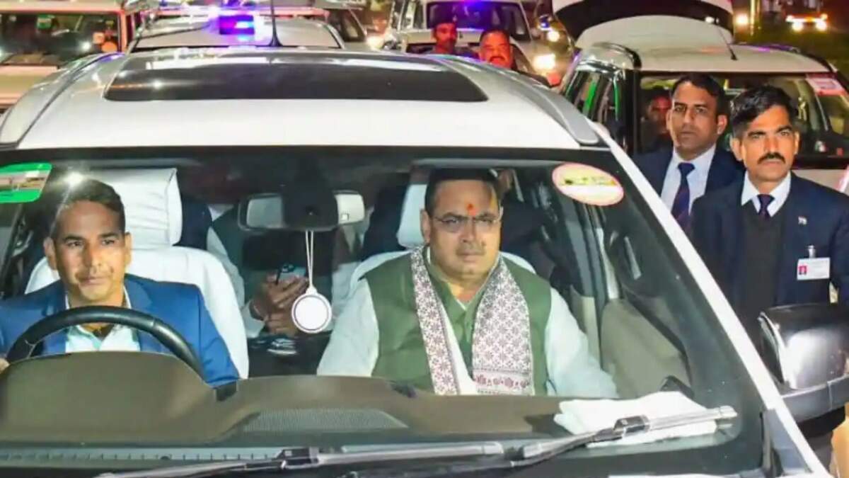 वीडियो मे देखें! राजस्थान में फिजूलखर्ची पर सख्ती: सीएम भजनलाल शर्मा ने घटाया काफिला, 10–12 की जगह सिर्फ 5 गाड़ियां, पर्यावरण संदेश भी दिया