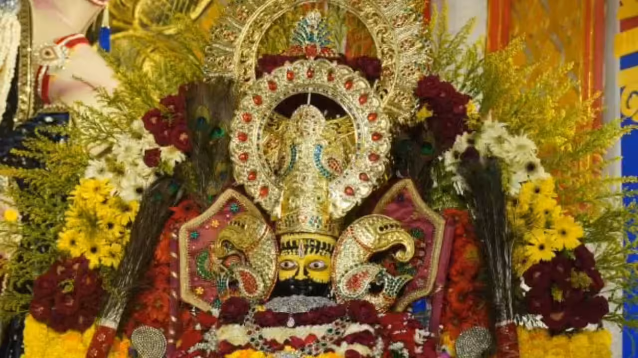 खाटूश्यामजी के मंदिर में विदेशी श्रद्धालु की अनोखी पूजा! अमेरिकी डॉलर की माला से हुआ भव्य श्रृंगार