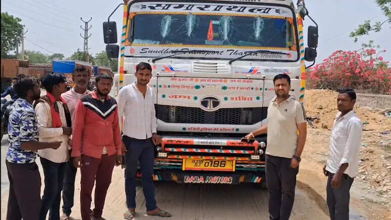 ट्रांसपोर्टरों ने लगाया अवैध वसूली का आरोप, प्रशासन के निर्देशों के बावजूद जारी है दबाव