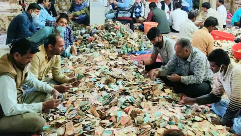 4 दिन में 29 करोड़ पार हुई सांवलिया सेठ की दानराशि, नोटों के पहाड़ की गिनती जारी, क्या टूटेगा पिछला रिकॉर्ड?