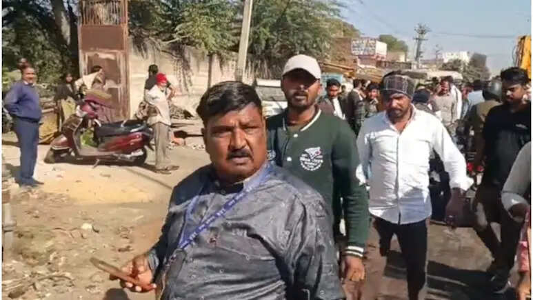 गरीबों को नहीं छोड़ा तो बड़ों को छूट क्यों', झुंझुनूं में अतिक्रमण हटाने पर अधिकारी-कर्मचारी के बीच ठनी, चौथे दिन काम रुका