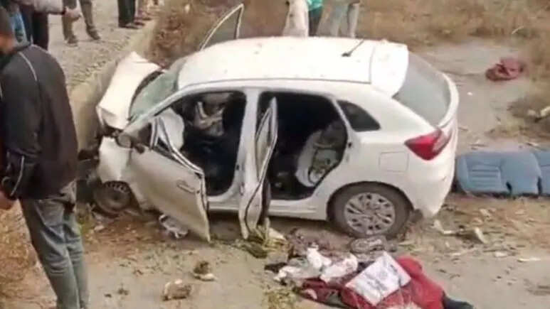 अलवर में सड़क हादसा, खाटूश्याम मंदिर से लौट रही कार बॉक्स कल्वर्ट में जा घुसी, एक की मौत, चार घायल