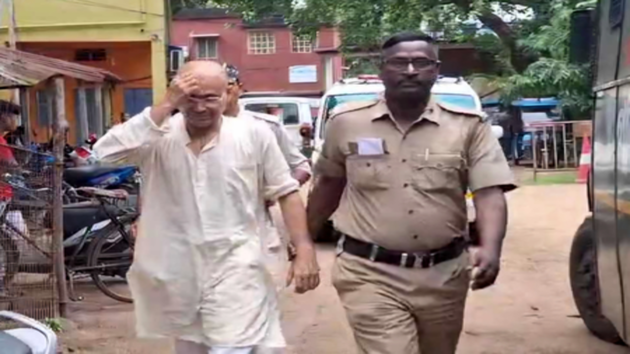 पश्चिम बंगाल: नौकरी दिलाने के नाम पर लाखों की ठगी का आरोप, टीएमसी नेता राजीब घोषाल गिरफ्तार