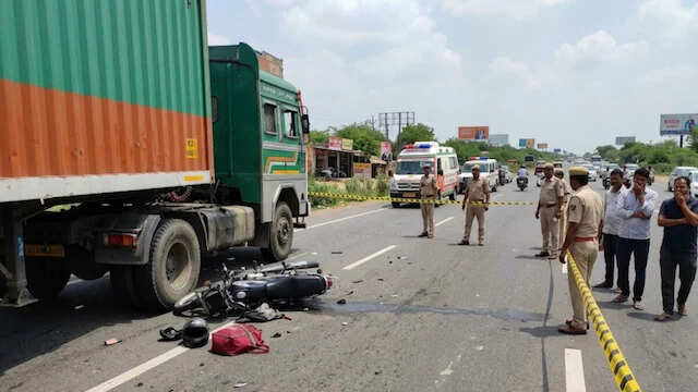 जयपुर में दर्दनाक सड़क हादसा: बेकाबू ट्रेलर ने मां-बेटे को 35 मीटर तक घसीटा, दोनों की मौके पर मौत