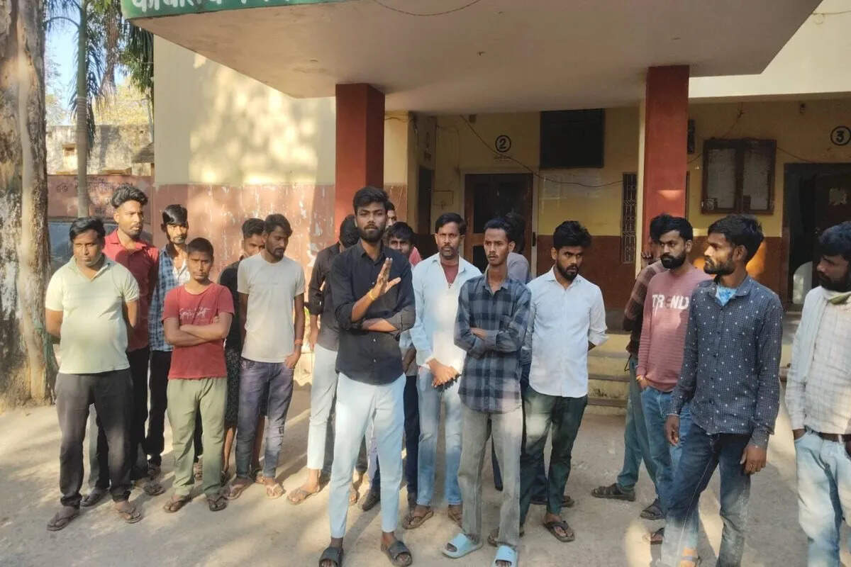 धौलपुर में सफाई कर्मियों का विरोध तेज, वेतन और पीएफ भुगतान न मिलने पर एसडीएम को सौंपा ज्ञापन