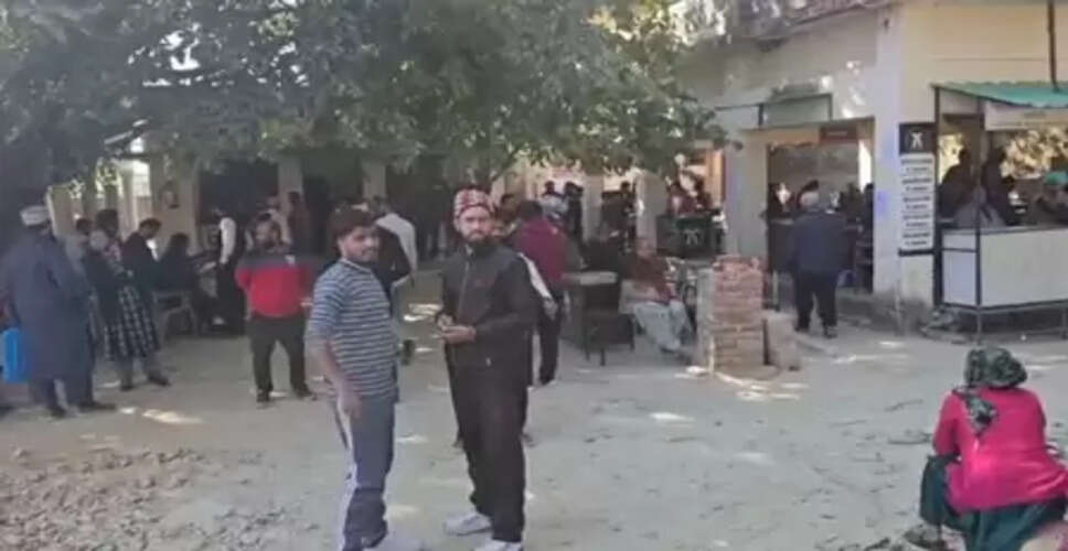 राष्ट्रीय लोक अदालत को लेकर फैली गलत अफवाह, रामनगर कोर्ट में बिजली-पानी बिल माफ कराने के लिए उमड़ी भीड़