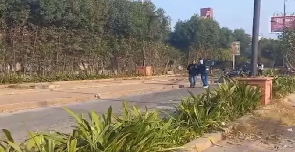 दिल्ली के वसंत कुंज में तेज रफ्तार मर्सिडीज ने तीन लोगों को टक्कर मारी, एक की मौत