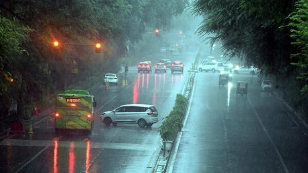 IMD की चेतावनी: 4 राज्यों में बारिश और बिजली गिरने की संभावना, जाने दिल्ली से UP-बिहार तक के मौसम का हाल