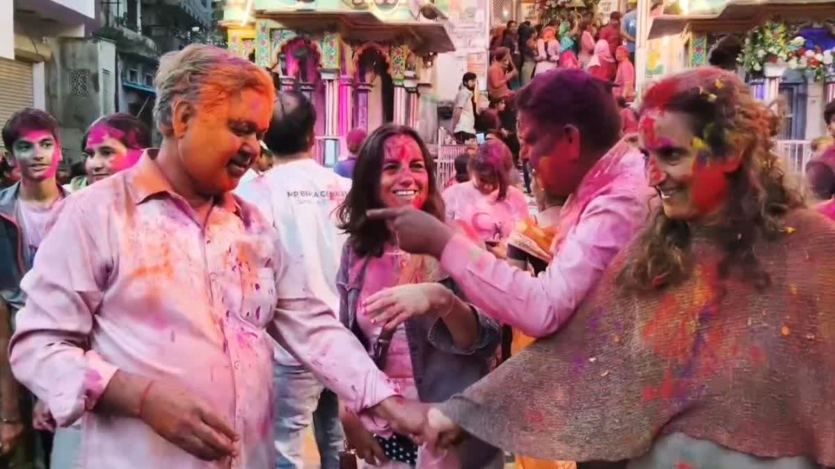 राजस्थान में धूमधाम से मनाई जा रही होली, वीडियो में देखें रंग और उल्लास से सराबोर सड़के