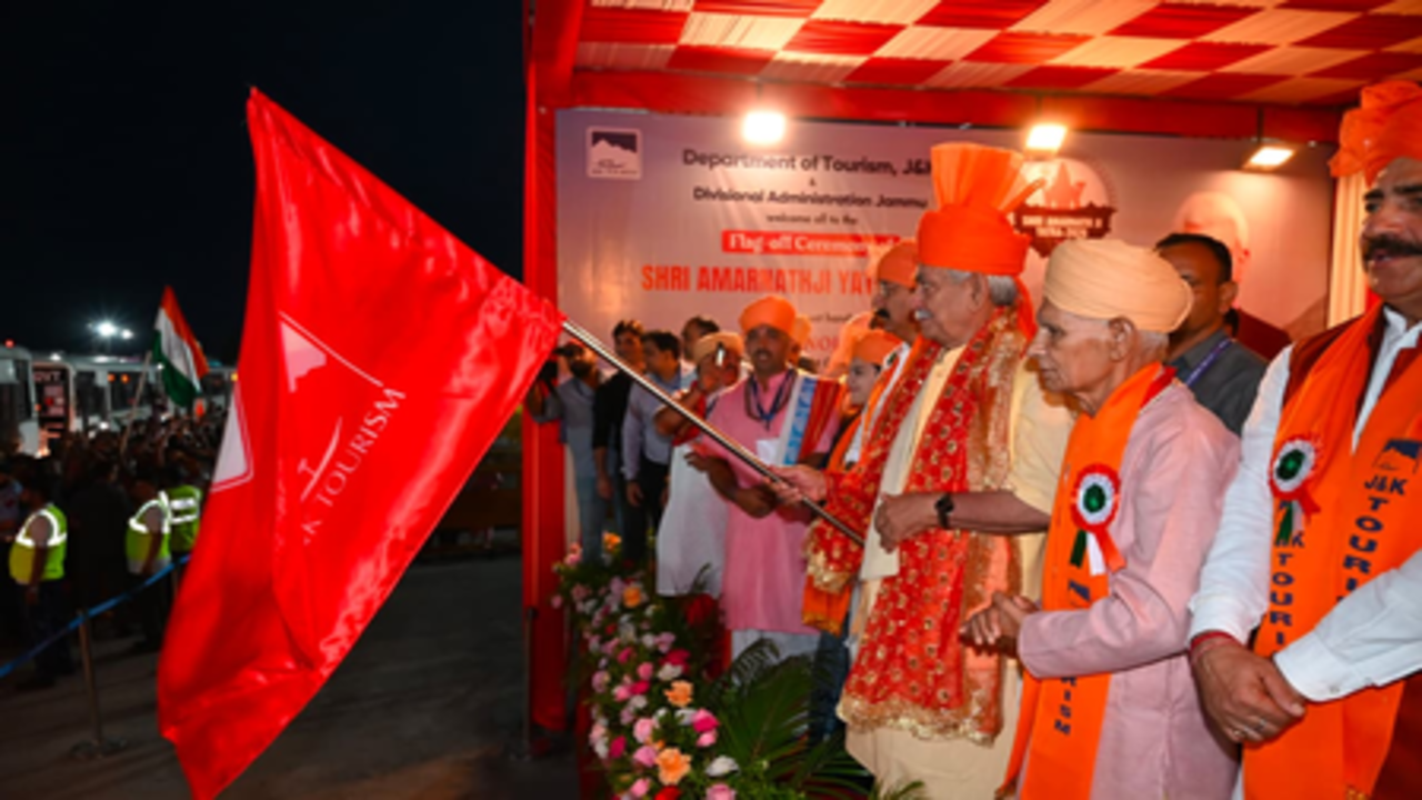 अमरनाथ यात्रा की औपचारिक शुरुआत, उपराज्यपाल ने जम्मू से पहले जत्थे को हरी झंडी दिखाकर किया रवाना