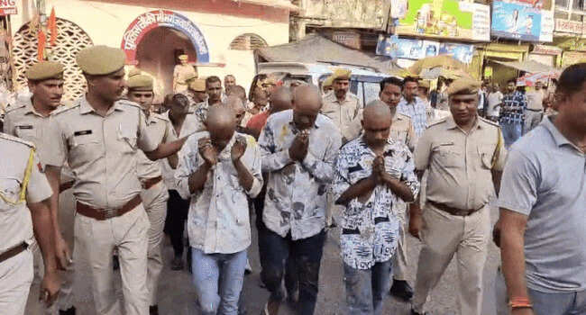 बारां में लूट की योजना बनाने वालों का पुलिस ने मुंडवाया सिर , फिर भरे बाजार निकाली परेड