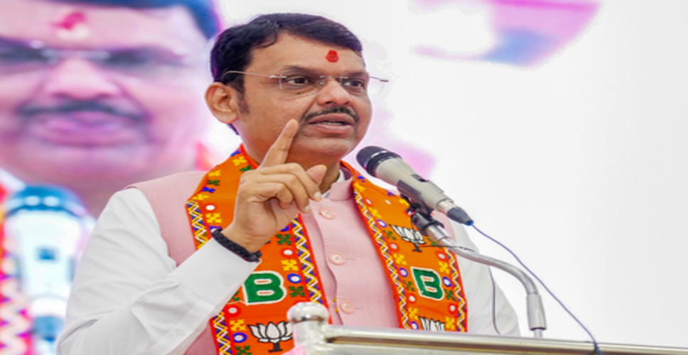 मुख्यमंत्री देवेंद्र फडणवीस का बड़ा फैसला, मंत्रियों के काफिले आधे होंगे, सार्वजनिक परिवहन अपनाने के निर्देश