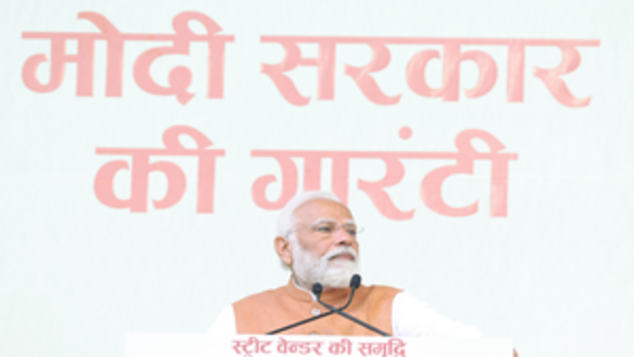 पीएम स्वनिधि योजना के पुनर्गठन के एक वर्ष पूरे, 21.86 लाख ऋण वितरित; 10.56 लाख नए लाभार्थी जुड़े: सरकार