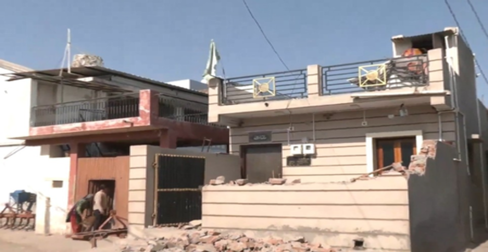 अहमदाबाद के धंधुका में हिंसा के बाद चला बुलडोजर, हत्यारोपियों के घरों की बिजली काटी