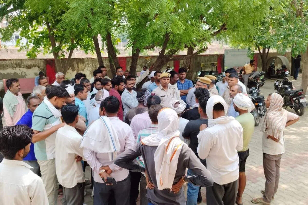 दौसा में शव लेकर एसडीएम कार्यालय पहुंचे परिजन, रास्ता खुलवाने की मांग को लेकर प्रदर्शन