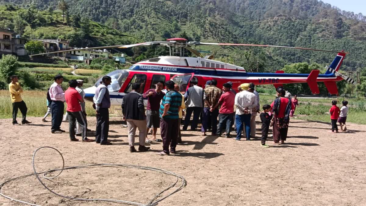 टिहरी गढ़वाल में बड़ा हादसा टला, बद्रीनाथ से लौट रहे श्रद्धालुओं के हेलिकॉप्टर की इमरजेंसी लैंडिंग, सभी 7 लोग सुरक्षित