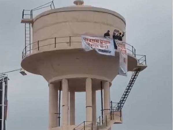 जयपुर में छात्र आंदोलन तेज: पानी की टंकी पर चढ़े 3 छात्र नेताओं का आमरण अनशन, फुटेज में जाने टोंक रोड जाम; एक छात्र नेता ICU में भर्ती
