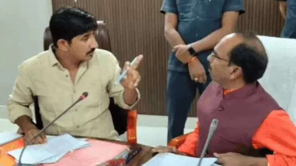डूंगरपुर कलेक्ट्रेट की बैठक में भिड़े दो सांसद, वीडियो में देखें भाजपा के मन्नालाल रावत और BAP सांसद राजकुमार रोत के बीच तीखी बहस