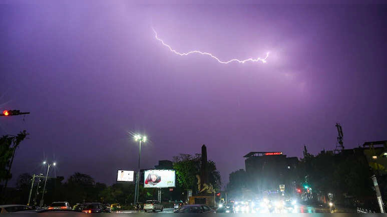 Rajasthan Weather Update: आंधी-बारिश से बदला मौसम का मिजाज, लोगों को गर्मी से मिली राहत