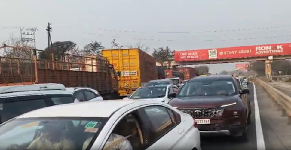 मुंबई-पुणे एक्सप्रेसवे पर 32 घंटे बाद भी ट्रैफिक बेहाल, यात्री परेशान