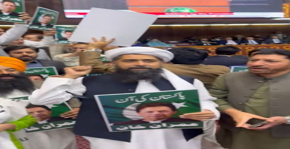 पाकिस्तान: भारत के खिलाफ उगल रहे थे जहर, संसद में लगो 'गो जरदारी गो' और 'खान को रिहा करो' नारे