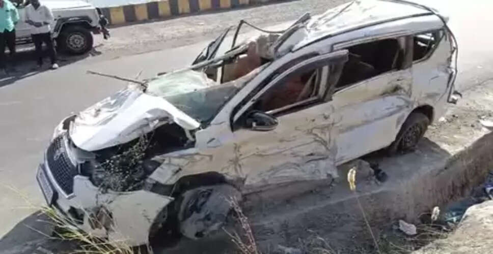 महाराष्ट्र के जलगांव में भयानक कार एक्सीडेंट, तीन लोगों की मौत, चार घायल