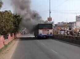 जयपुर में चलती रोडवेज बस में लगी आग, वीडियो में देंखे 70 यात्रियों ने कूदकर बचाई जान