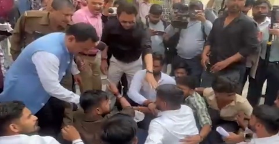 लखनऊ विश्वविद्यालय में हनुमान चालीसा का पाठ करने पर एबीवीपी कार्यकर्ताओं को पुलिस ने हिरासत में लिया