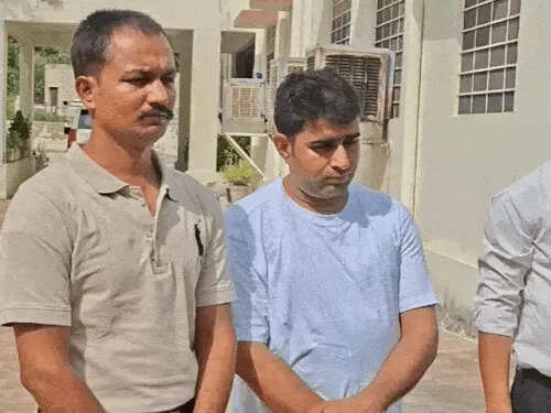 अयोध्या से 800 किमी दूर सीकर में रिश्वत लेने पहुंचे 3 पुलिसकर्मी गिरफ्तार, 3 दिन रुके; 2.80 लाख लेकर जाते समय ACB ने दबोचा