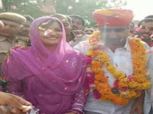 कहीं भाई-भाई आमने-सामने, कहीं पति-पत्नी चुनावी मैदान में; 37 सीटों पर भाजपा-कांग्रेस ने उतारे प्रत्याशी, 34 पर त्रिकोणीय मुकाबले के आसार