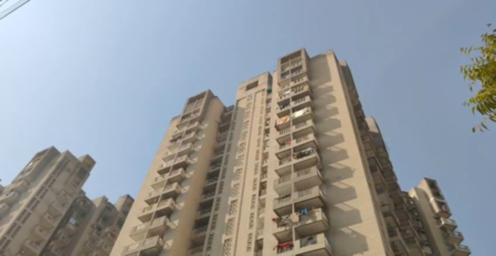 ग्रेटर नोएडा : मां पर चाकू से हमला करने के बाद युवक ने 5वीं मंजिल से लगाई छलांग, मौत